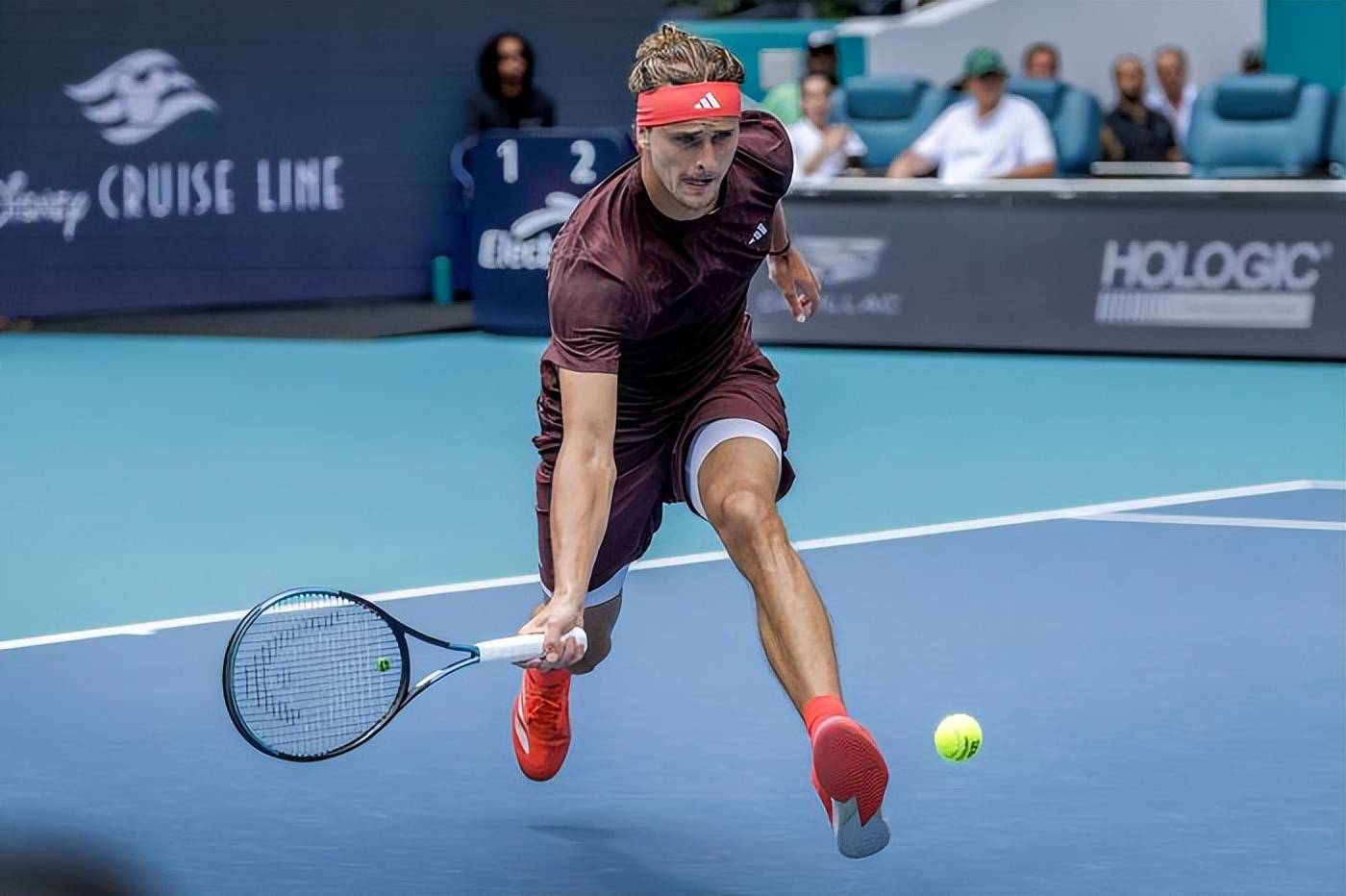 九游娱乐APP-德约科维奇意外战胜中国队，爆冷引爆全场！热度持续攀升(德约科维奇教你打网球)